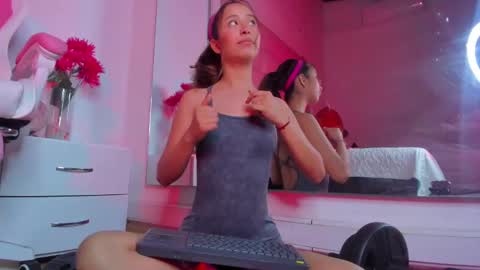 Snapshot of littlee_emma_ chatting on February 3, 2025, 6:34 am littlee_emma_ online show from February 3, 2025, 6:34 am