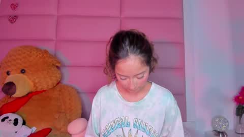 Snapshot of littlee_emma_ chatting on February 8, 2025, 6:33 am littlee_emma_ online show from February 8, 2025, 6:33 am