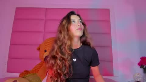 Snapshot of littlee_emma_ chatting on February 26, 2025, 3:32 am littlee_emma_ online show from February 26, 2025, 3:32 am