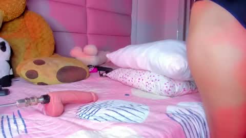 Snapshot of littlee_emma_ chatting on March 5, 2025, 4:34 am littlee_emma_ online show from March 5, 2025, 4:34 am