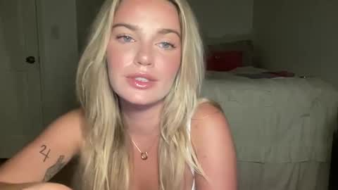 Marciabrady online show from September 8, 2025, 4:06 pm