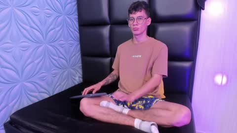 Snapshot of littlemax23 chatting on October 2, 2025, 12:01 pm MAX online show from October 2, 2025, 12:01 pm