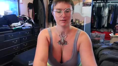 Madam Buttons online show from September 23, 2025, 7:50 pm