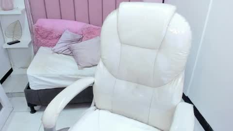 Snapshot of littlesofii chatting on September 25, 2025, 10:35 pm  sofii  online show from September 25, 2025, 10:35 pm