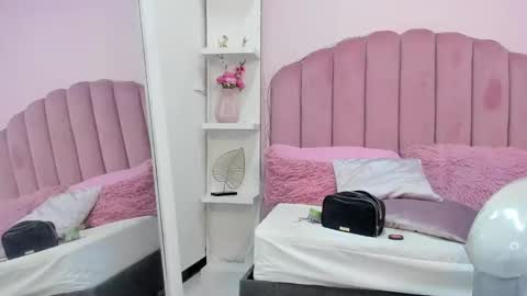 Snapshot of littlesofii chatting on October 20, 2025, 10:21 pm  sofii  online show from October 20, 2025, 10:21 pm