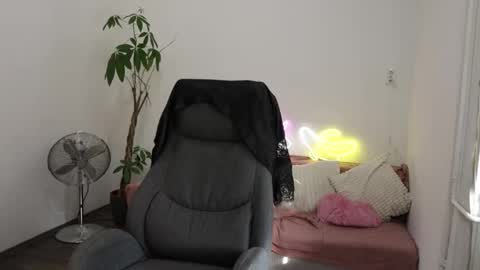 Snapshot of littlestellaspark chatting on October 30, 2025, 11:11 am littlestellaspark online show from October 30, 2025, 11:11 am