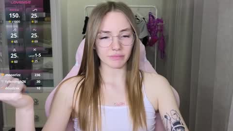 Snapshot of littlevildevil chatting on February 6, 2025, 1:43 pm Eliana online show from February 6, 2025, 1:43 pm