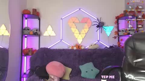 littlevixen18 online show from October 8, 2025, 2:04 pm