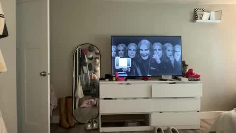 Livvy online show from September 19, 2025, 3:13 pm