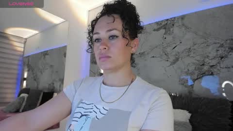 Liz  online show from September 19, 2025, 10:27 am