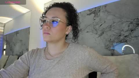 Liz  online show from December 5, 2025, 10:02 am