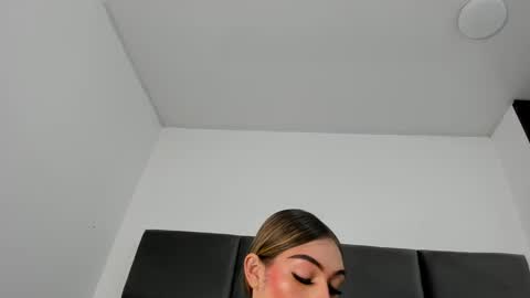 lizz_luna online show from September 19, 2025, 1:45 pm