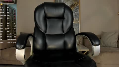 Snapshot of lizzhamilton_ chatting on February 4, 2025, 4:37 am Lizzi  online show from February 4, 2025, 4:37 am
