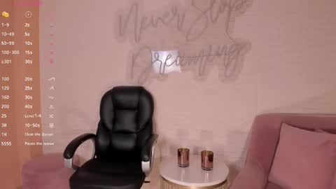 Snapshot of lizzhamilton_ chatting on February 18, 2025, 2:59 am Lizzi  online show from February 18, 2025, 2:59 am