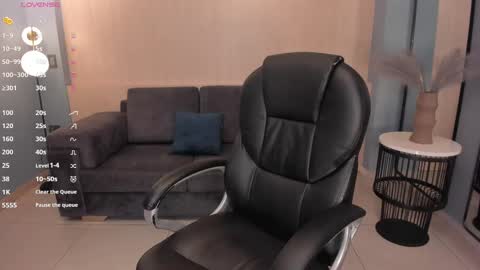 Snapshot of lizzhamilton_ chatting on March 2, 2025, 12:09 am Lizzi  online show from March 2, 2025, 12:09 am