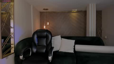 Snapshot of lizzhamilton_ chatting on October 16, 2025, 9:49 pm Lizzi  online show from October 16, 2025, 9:49 pm