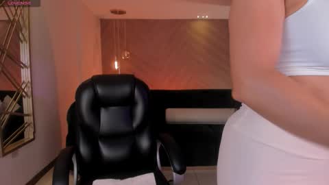 Lizzi  online show from November 20, 2025, 9:36 pm