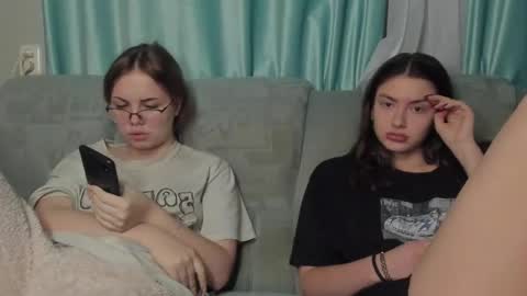 lizzi_muur online show from December 9, 2024, 8:12 pm