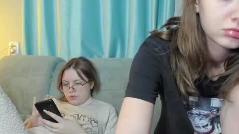 lizzi_muur online show from December 20, 2024, 7:28 pm