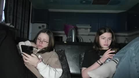 lizzi_muur online show from March 3, 2025, 3:20 pm