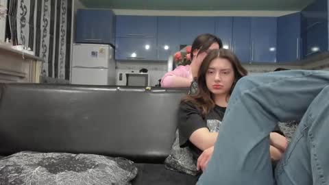 lizzi_muur online show from March 12, 2025, 4:13 pm