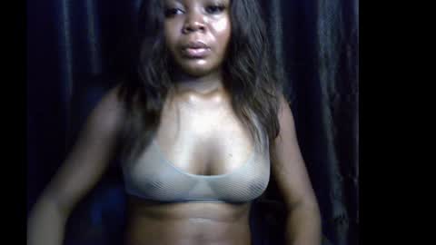 Snapshot of lizzy_petite chatting on September 24, 2025, 10:35 pm lizzy online show from September 24, 2025, 10:35 pm