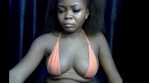 Snapshot of lizzy_petite chatting on October 11, 2025, 8:18 pm lizzy online show from October 11, 2025, 8:18 pm