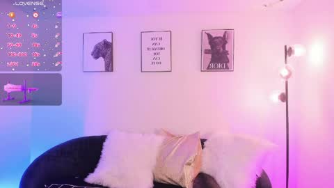 lizzyponcee online show from May 18, 2026, 9:04 am