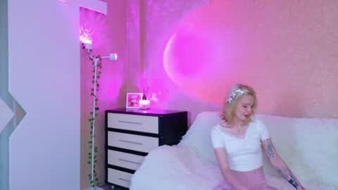 llovelymia online show from August 9, 2026, 3:23 am