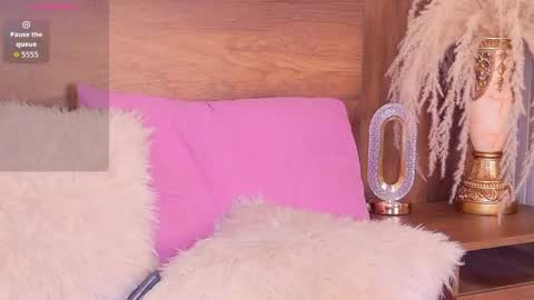  LOANA  online show from May 6, 2026, 6:13 pm
