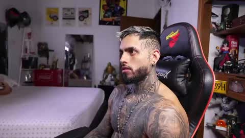 logan_hugh8 online show from May 8, 2026, 8:47 pm