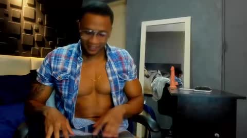 logan_varela online show from December 25, 2024, 12:47 pm