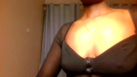 lola_allure online show from May 19, 2026, 4:52 am