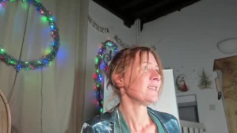 lola_belgium online show from December 18, 2024, 8:25 pm