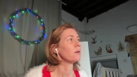 lola_belgium online show from January 1, 2025, 2:42 pm