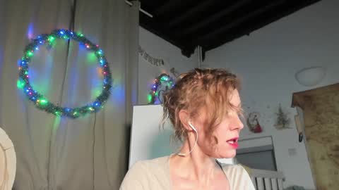 lola_belgium online show from January 8, 2025, 4:44 pm