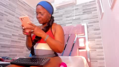 Snapshot of lola_hornei chatting on January 22, 2025, 5:28 pm Lola online show from January 22, 2025, 5:28 pm
