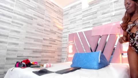 Snapshot of lola_hornei chatting on January 24, 2025, 2:30 pm Lola online show from January 24, 2025, 2:30 pm