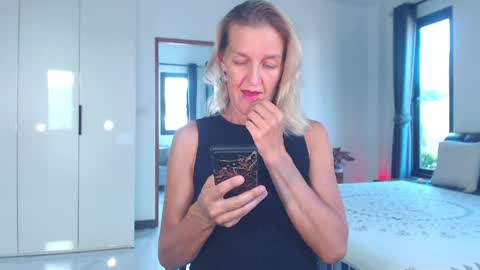 Snapshot of lolaaelita chatting on April 1, 2026, 10:05 am Lola online show from April 1, 2026, 10:05 am