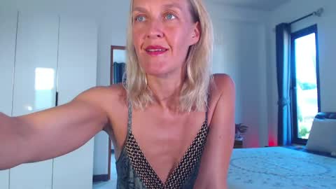 Snapshot of lolaaelita chatting on April 9, 2026, 9:36 am Lola online show from April 9, 2026, 9:36 am