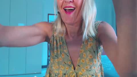 Snapshot of lolaaelita chatting on April 13, 2026, 4:51 am Lola online show from April 13, 2026, 4:51 am