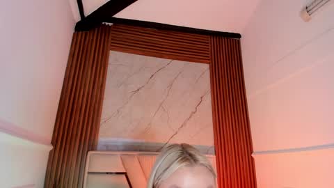 Lola Angel online show from December 31, 2024, 7:18 pm