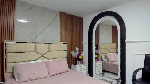 Lola Angel online show from May 5, 2026, 8:06 pm