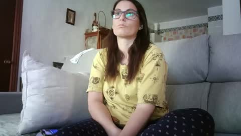 Snapshot of lolahueso chatting on April 21, 2026, 2:23 pm LOLA HUESO y ERIC online show from April 21, 2026, 2:23 pm