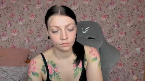 Snapshot of lolarozzie chatting on April 21, 2026, 3:35 am Lola Next stream January 6th at 0500am 30 minutes GMT online show from April 21, 2026, 3:35 am