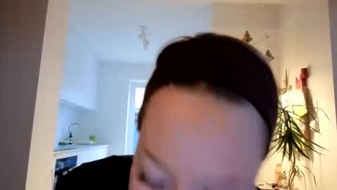 Em online show from January 8, 2026, 8:49 am