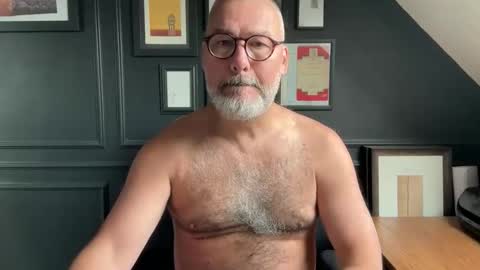 EnglishBear online show from October 1, 2025, 9:04 am