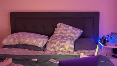 londonvers2005 online show from November 19, 2025, 7:47 pm