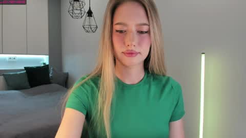 Snapshot of longoriaeva chatting on April 7, 2026, 4:18 pm Eva online show from April 7, 2026, 4:18 pm