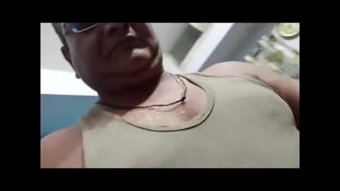 Snapshot of longsexji chatting on October 12, 2025, 5:45 pm Shy Housewife online show from October 12, 2025, 5:45 pm